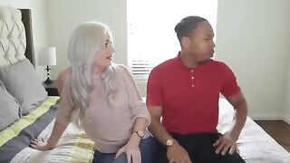 Pervertido novio se come el coño maduro de la mama