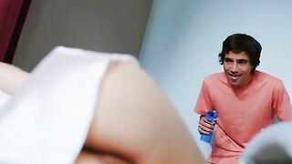Hijo bromista le hizo una pendejada a su madrastra para desnudarla y asi follar