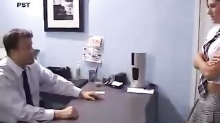 Universitaria castigada por su profesor en la escuela