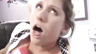 Universitaria castigada por su profesor en la escuela