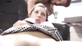 Universitaria castigada por su profesor en la escuela