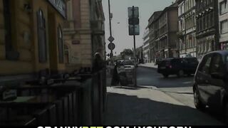 Chico de 18 años follado a una abuela de 83 años