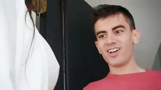 Lela Star hace aprender a su hijo de la manera difícil