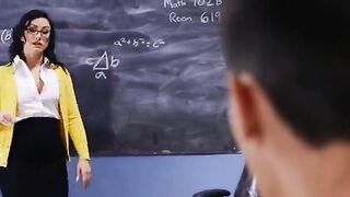 Mi tetona profesora me castiga después de clases