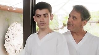 Tía le ordena a su masajista que le haga un masaje anal profundo