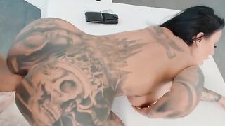 Tia cuerpona tatuada folla con su sobrino en escalera