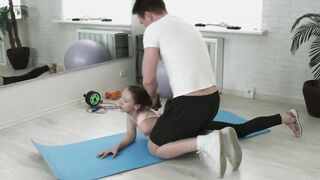 Joven follada muy duro por el culo en un gimnasio