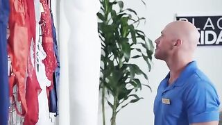 El Calvo de Brazzers trabaja en una tienda de ropa interior para mujeres