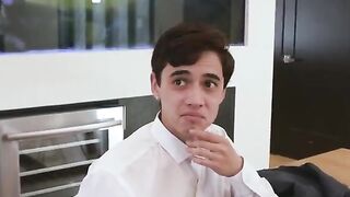 Hermano le hace prácticar el coño de su hermana antes de la noche de graduación