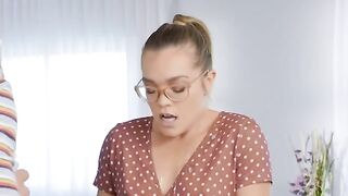 Porno gratis ~ A ella le gusta chupar su polla en la cocina