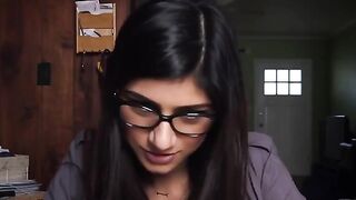Su primer trío de pollas gigantes de Mia Khalifa