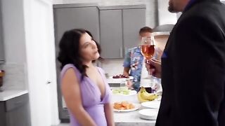 La chica se fue de fiesta con un dedo en el culo