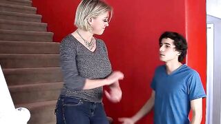 Porno Gratis - Mama Protegera El Dinero De Su Hijo Con Su Coño Si Hace Falta