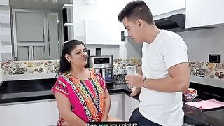 Mujer india tetona folla con su hijastro mientras su marido no está