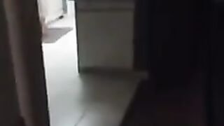 SB2 Se folla a su hermana mientras habla con mama.