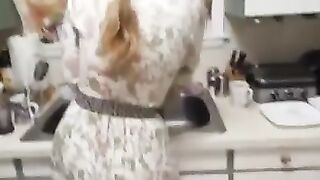 SB2 Se folla a su hermana mientras habla con mama.