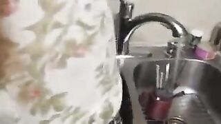 SB2 Se folla a su hermana mientras habla con mama.