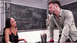 August Skye y Madi Collins - Quieres follar a mi estudiante ¡Tienes que follarme primero! Sub