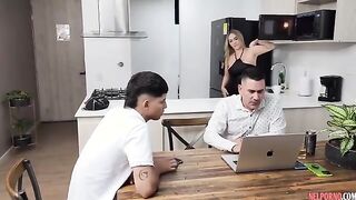 Courtney Love Mientras mi marido trabaja para conseguir dinero, mi hijastro me folla Sub