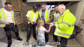 Bonie Blue folla con trabajadores de obra