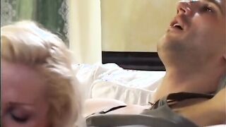 Mujeres hogareñas buscando leña