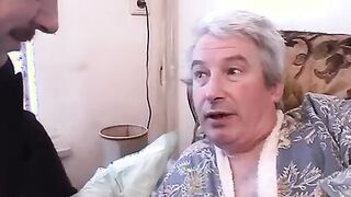 Dulce jovencita busca abuelete