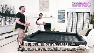 Esposa gordita masajea a su esposo con sus tetas y culo