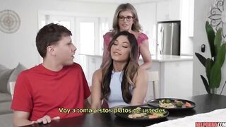 Hijastro y su novia terminan en trío con su madrastra sub esp.