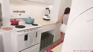 Seduciendo  al nuevo novio de mamá - Sub Esp