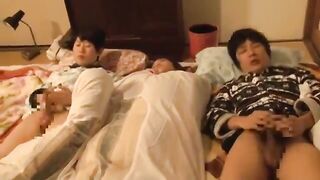 Shino Megumi - Madrastra es penetrada por sus 2 hijos (sub esp)