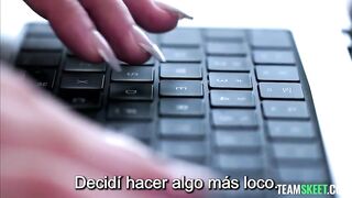 Unversitaria folla con su profesor y traga su semen