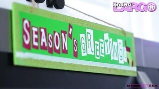 Esposa atrapa a Papa Noel en su casa y le regala su coño