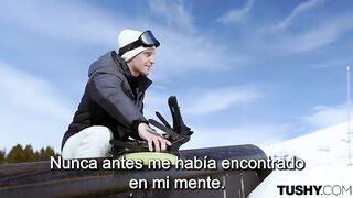 Dos hermosas chicas agradecen a su instructor de snowbording con sus culos