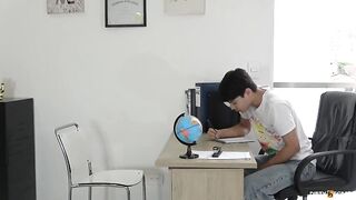 Me Follo A Mi Hijastro Como Recompensa Por Ganar Una Prueba. KATHY LEE