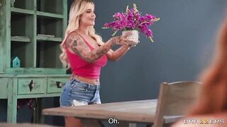 2 milfs putas se pelean una verga (sub español)