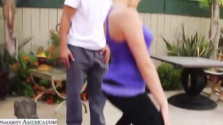 Mia Malkova recibe una buena follada de su entranodor para adelgazar - porno gratis