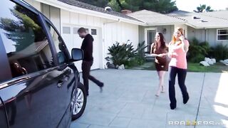 Puta madura vendiendo camioneta (sub español)