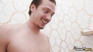 Ramona se lava bien su culo para recibir una dura follada anal