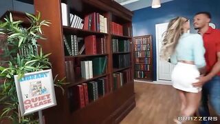 Ángela white y Kendra sunderland trio en la biblioteca