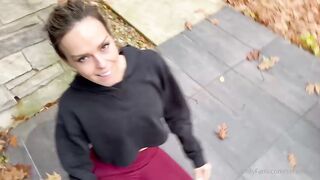 Chica tiene sexo anal con dos basquetbolistas en la calle