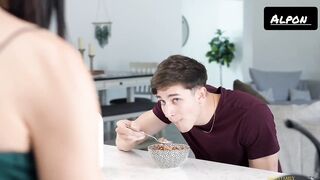 Mi sexy madrastra se baña las tetas en leche del refrigerador (sub español)