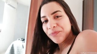 La esposa de mi vecino y amigo esta muy rica tengo que follarla ups me pillo tendré que seducirla