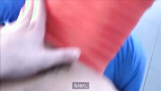 El estiramiento profundo de la hermana mayor