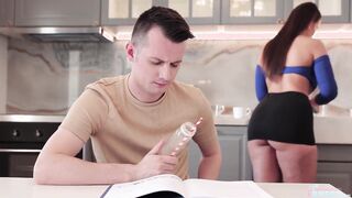 Follo a mi sexy culona madrastra y me corro dentro (creampie)