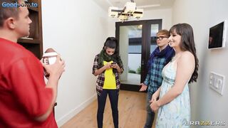 Sexy nerd consigue creampie engañando a su novio