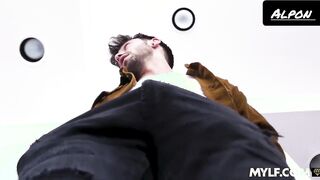 Milf sexy ayuda a su hijastro sub