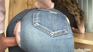 Me follo a la sexy teen y le rompo los jeans para penetrarla y me corro dentro (creampie)