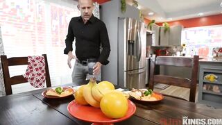 Mi novia tiene que chuparle la polla a mi padrastro sub