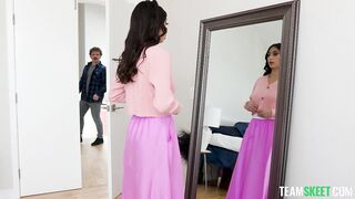 Mi sexy hermanastra me folla y su pussy es tan ajustada que hace que me corra dentro (creampie)