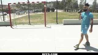 El entrenador con suerte se folla los sexys culos de sus equipo femenino